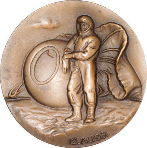 Настольная медаль Первый Космонавт Ю.Гагарин