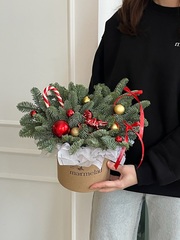 Композиция из хвои с новогодними игрушками