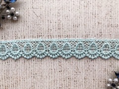 Кружево плетеное, ш. 2-2,2 см.