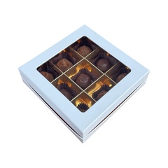 Коробка для конфет ПРЕМИУМ с большим окном 160*160*45 (9) (белая/золото)