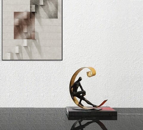 Статуэтка Man On Round Shelf Decoration B