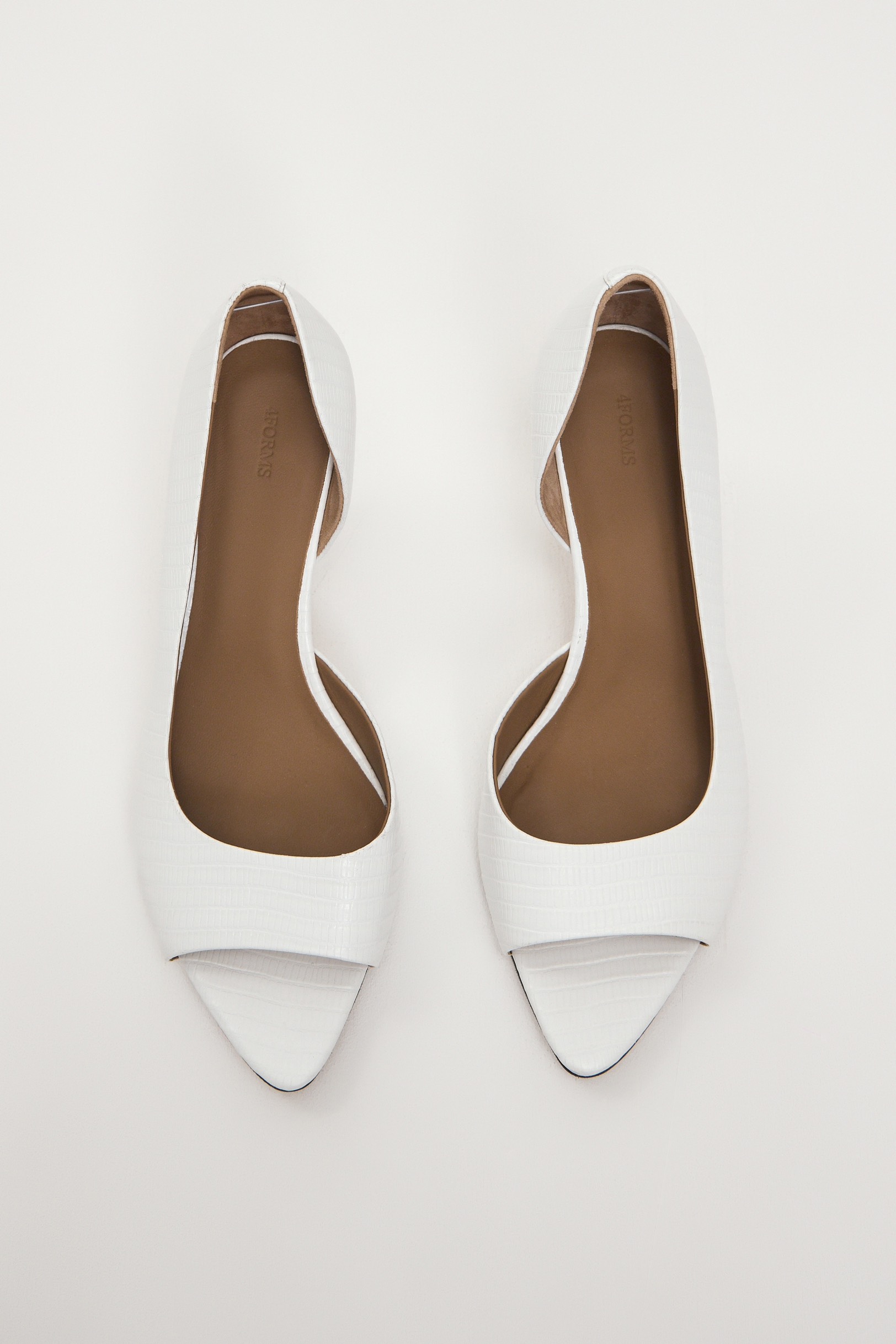 Туфли из кожи под рептилию с золотым каблуком, белый