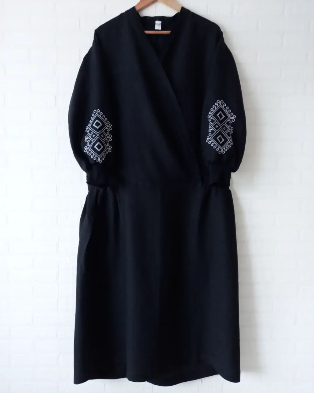 Вероника. Льняное черное платье миди PL-421104