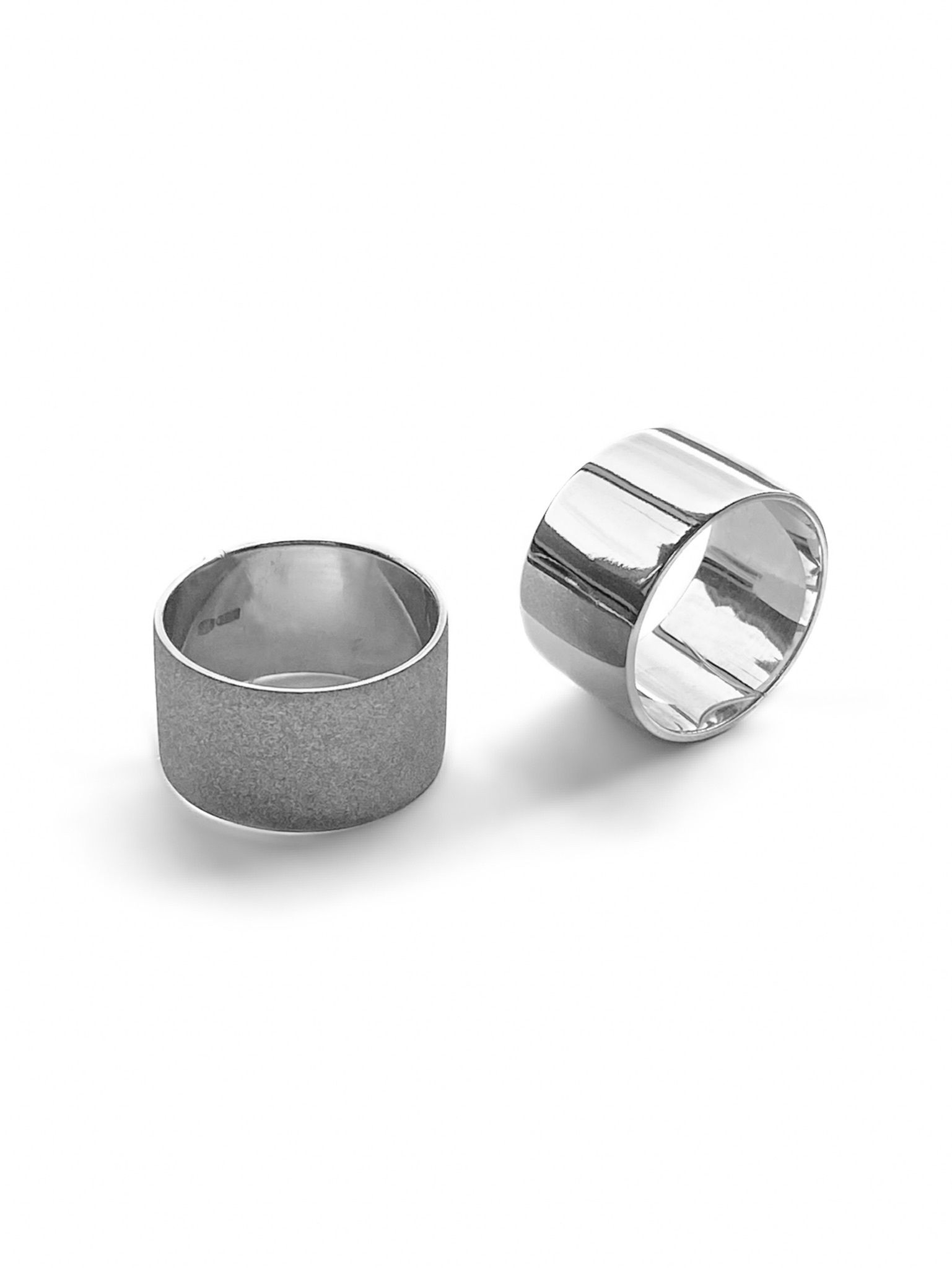 Серебряное широкое кольцо с индивидуальной гравировкой снаружи кольца