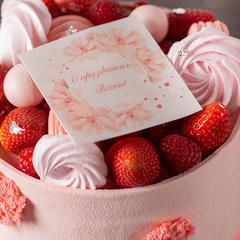 Торт праздничный с декором из шоколада и ягод