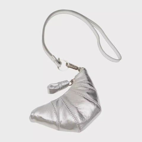 Подвес на сумку круассан серебряный B-01
