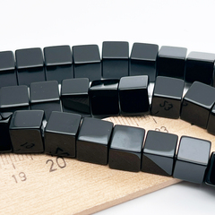 Халцедон тонированный черный бусины, куб, размер около 8,2 мм, цена за 12 шт (1/4 нити)