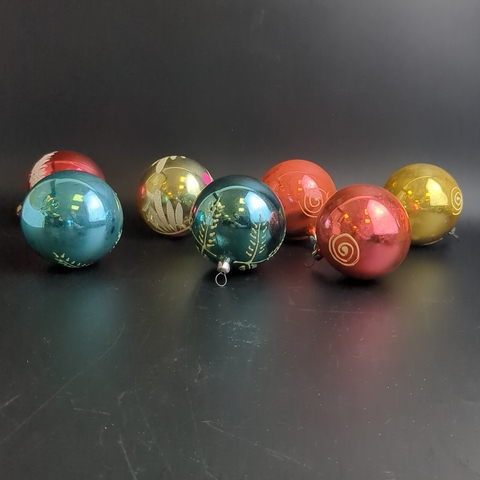 Ёлочные игрушки набор из 7 шариков, стекло, роспись, узоры, подвесные, винтаж СССР 1970-1990 гг