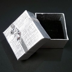 Подарочная коробка для украшений 5 х 5 см серебристая