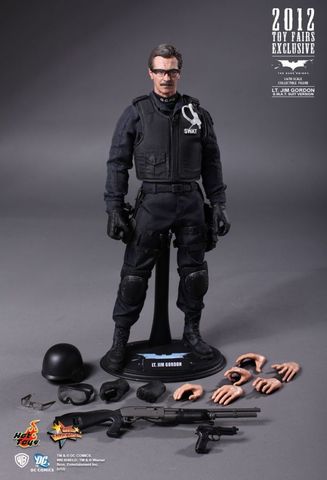 The Dark Knight Lt. Jim Gordon S.W.A.T. Suit Version) Exclusive