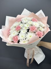 Букет из хризантем и диантусов