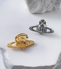 72135-kaff-zazhim-na-uho-v-stile-vivienn-westwood