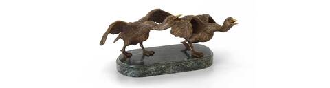 Бронзовая статуэтка Гусь и лебедь