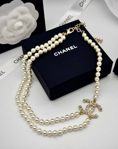65137- Колье бусы двухрядное из жемчуга и логотипами CHANEL