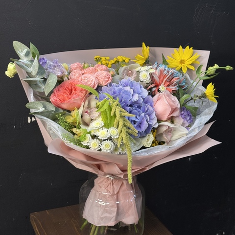 Букет из гортензии, роз и орхидей