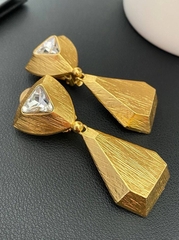 krupnye-sergi-klipsy-iz-latuni-geometriya-ysl