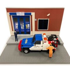 Toyota Land Cruiser 70 tow truck Diorama: The police officer Altaya 1:43