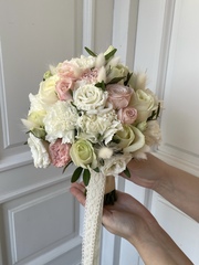 Свадебный букет из диантусов, лизиантуса, кустовых пионовидных роз и зелени