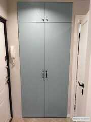 Шкаф встроенный в нишу для прихожей