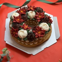 Торт «Медовик» в виде праздничного венка — это идеальное украшение для вашего новогоднего стола.