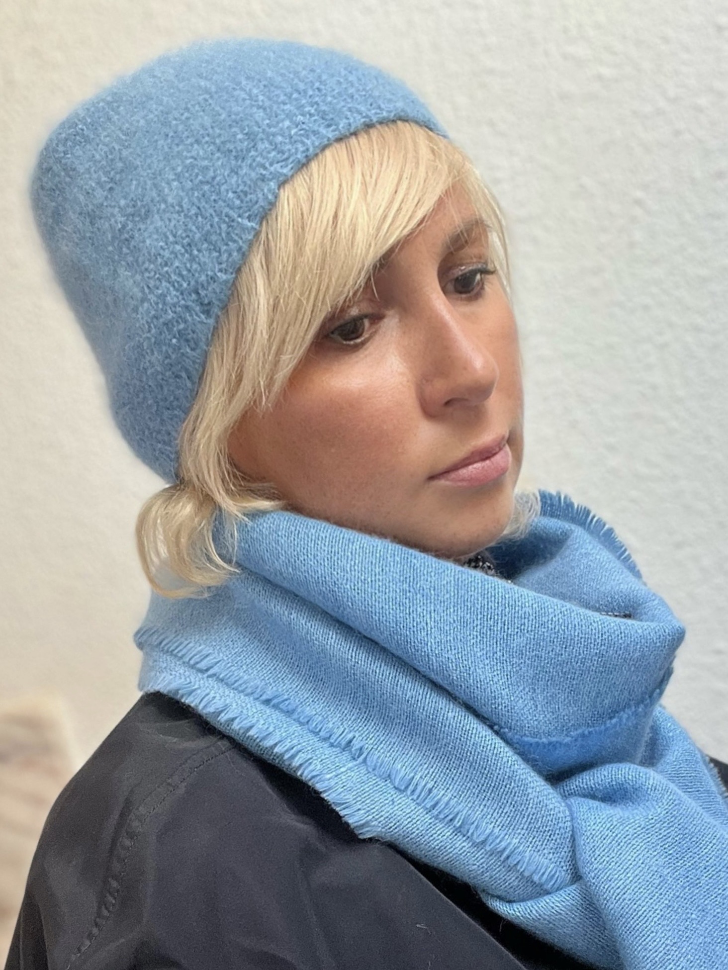 Вязаная шапка бини с шарфиком женская ангора шерсть шелк голубой лед лазурный комплект