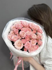 Букет из 7 кустовых пионовидных роз "Мадам Бомбастик"