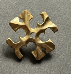 brosh-tory-burch-v-forme-logotipa