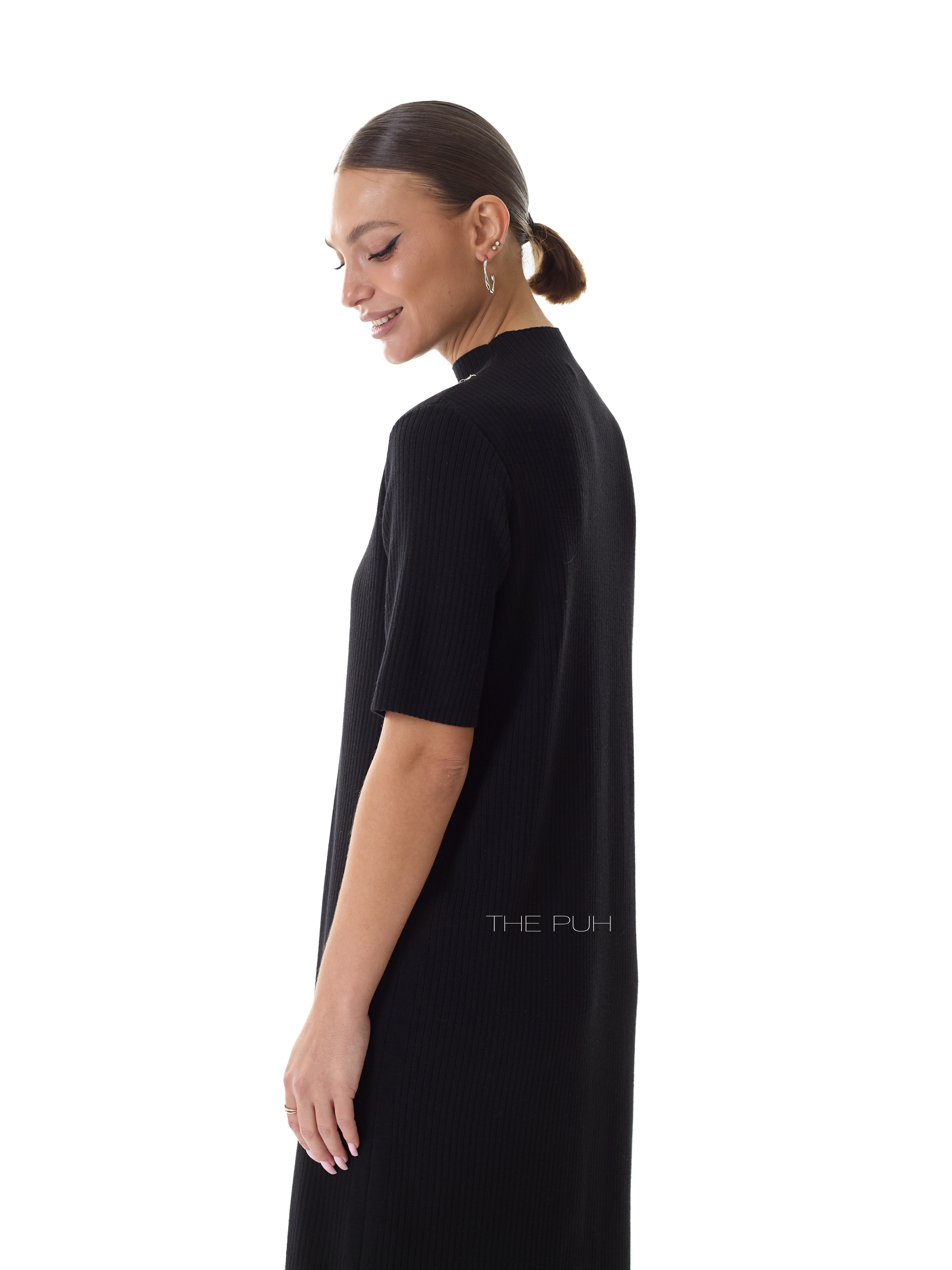 Трикотажное платье черного цвета с кулоном