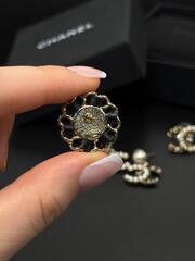 Серьги-пусеты CHANEL круглые c вставкой из полоски кожи
