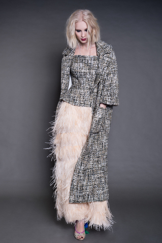 Летнее пальто и корсет из буклированной ткани, длинная юбка из страусиных перьев.