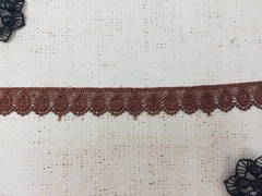 Кружево плетеное, ш. 2-2,2 см.