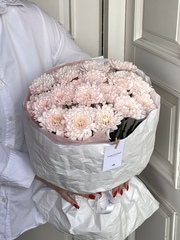 Авторский букет из хризантемы в персиковом оттенке