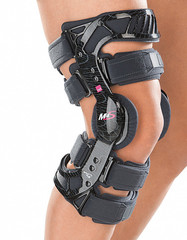 Регулируемый жесткий коленный ортез medi M.4s short укороченный