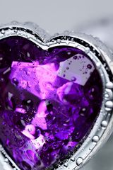 Серебристая коническая анальная пробка с фиолетовым кристаллом-сердечком - 7 см. - 
