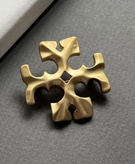 Брошь TORY BURCH в форме логотипа