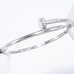 braslet-zhestkij-gvozd-iz-serebra-925-proby-s-fianitami-style-by-cartier