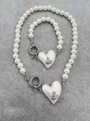 komplekt-kole-braslet-iz-zhemchuga-imitaciya-s-podveskoj-serdce-ehstetika-westwood