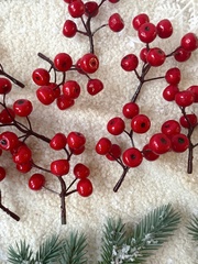 Ягоды красные искусственные, на ветке 9 ягод 13 мм., набор 10 шт.