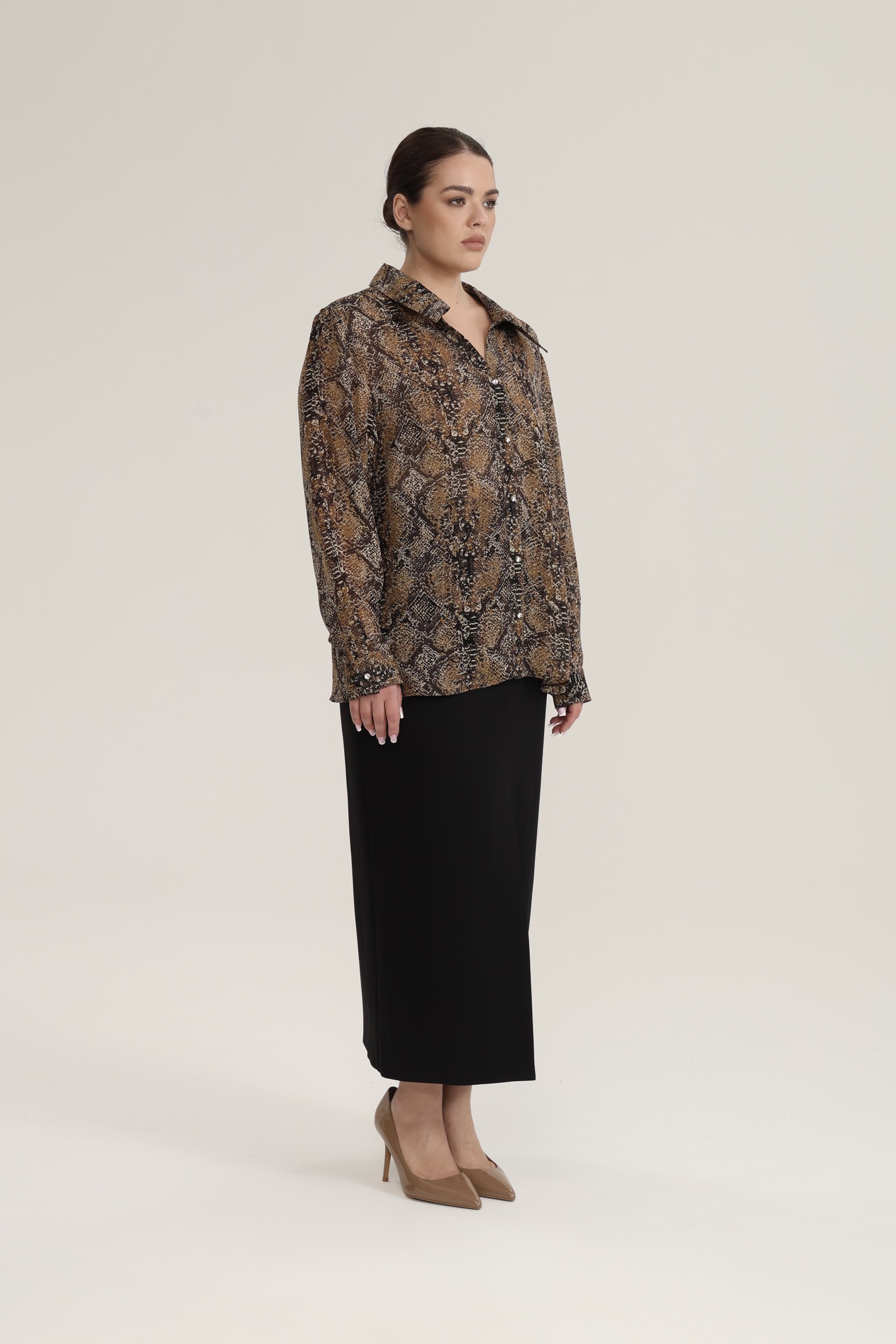 Блузка с отложным воротником из вискозы, принт питон