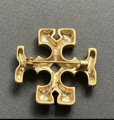 brosh-tory-burch-v-forme-logotipa