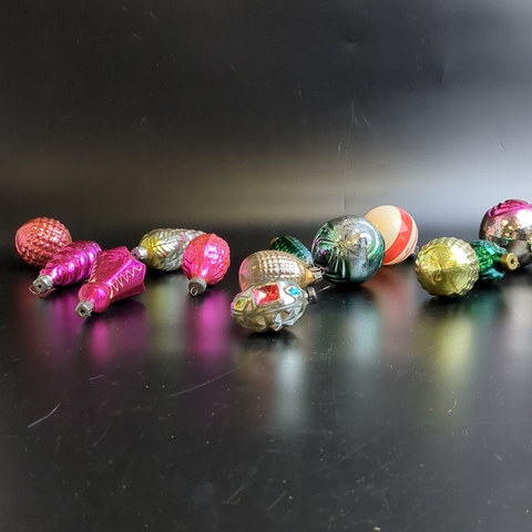 Ёлочные игрушки набор из 13 разных небольших штук, шарики, колокольчик, огурцы и др, стекло, подвесные, винтаж времён СССР 1960-1980 гг. Советские ёлочные игрушки и украшения. Состояние и комплектация на фото.