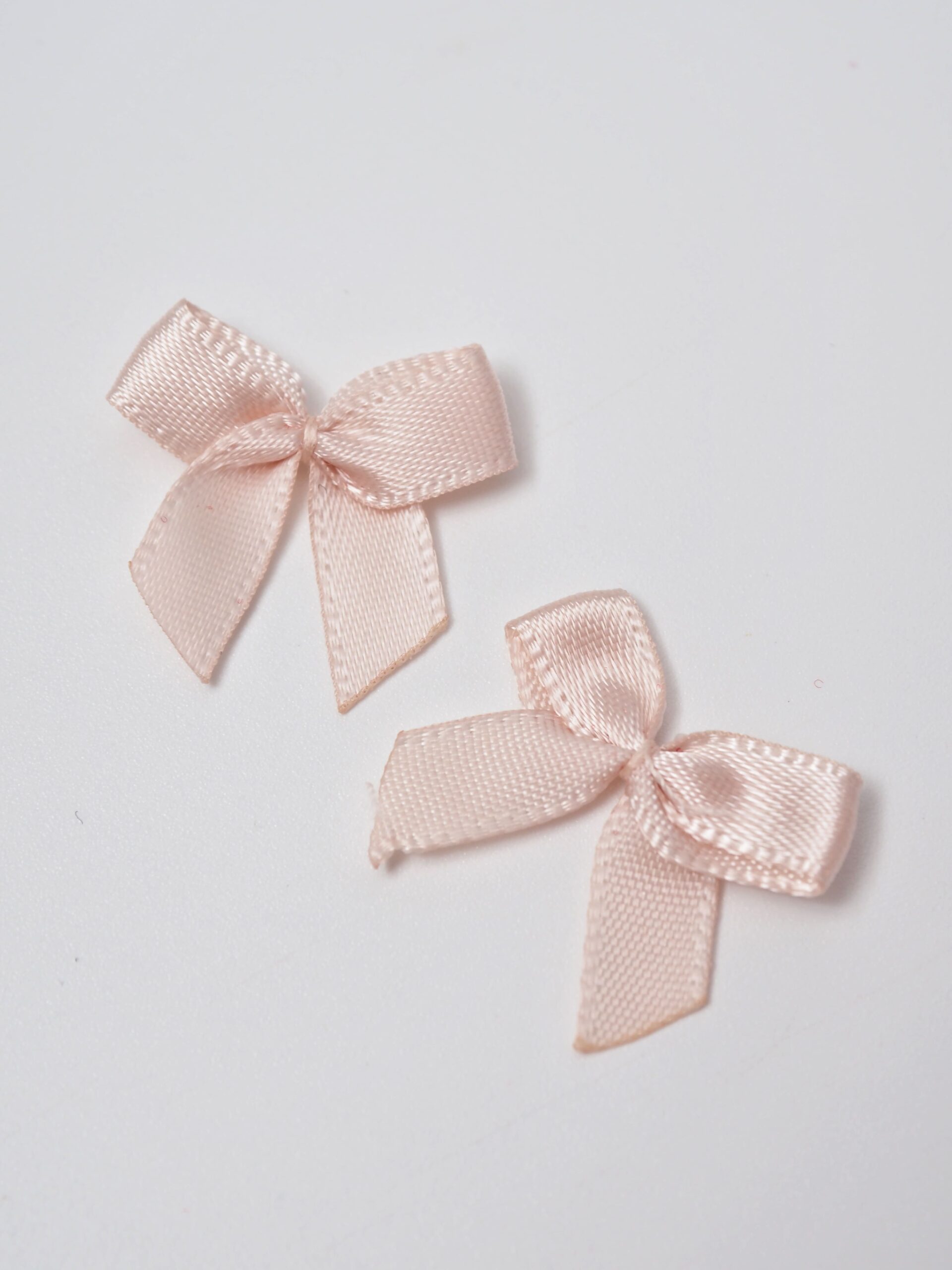 Бантик пришивной декоративный цвет серебристый пион 2,5 см