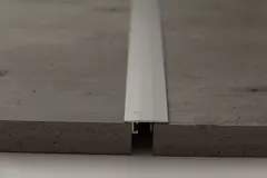 Алюминиевый порог для пола НЕПЛИНТУС UL20X6-01L Серебро матовое 20х6х2000 мм