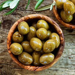 Оливки зеленые с косточкой в вакууме / 100 гр