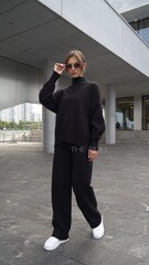 Черный трикотажный костюм из шерсти и вискозы