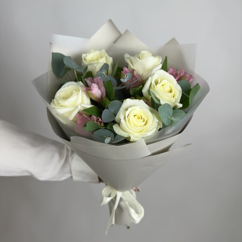 Букет цветов из белых роз Аваланш и альстромерий