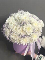 Композиция с белыми кустовыми хризантемами и сиреневой гипсофилой