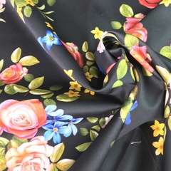 Ткань хлопок сатин с эластаном с маленькими розами на черном фоне 2024