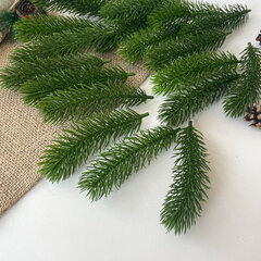 Еловая ветка, еловая лапка искусственная зеленая, декор зимний 13,5 см., набор 20 штук.