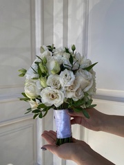 Свадебный букет из лизиантуса, альстромерии, зелени, кустовых пионовидных и одноголовых роз